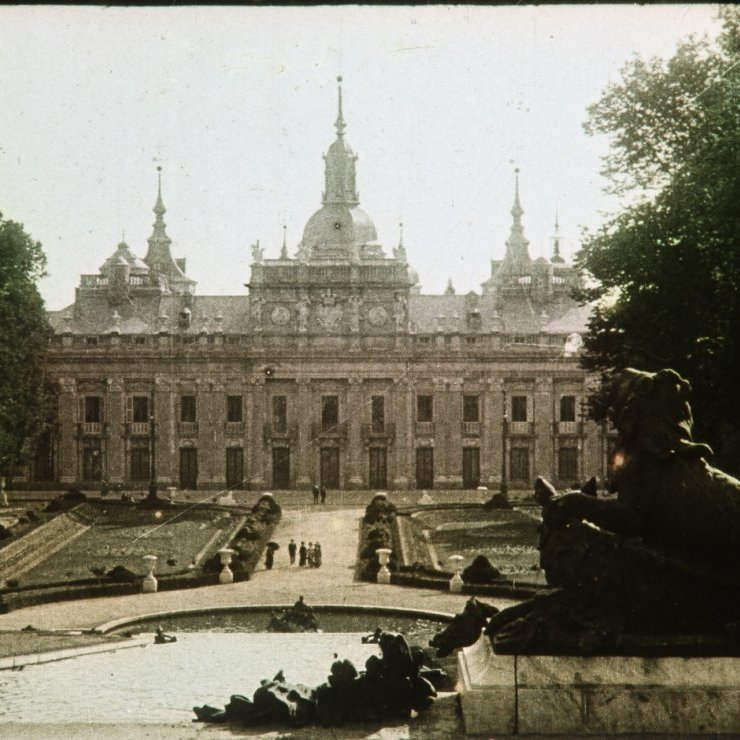 SP-9 - Þetta er ein af höllum spænsku konungsfjölskyldunnar; Palacio Real de la Granja de San Ildefonso (e. Royal Palace of La Granja of San Ildefonso) nálægt Segovia, um 80 km norður af Madrid. Þessi stilla er úr þögulli kvikmynd sem fannst í húsi við Aðalstræti á Akureyri og barst Minjasafninu í október 2020.