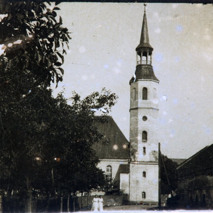 SP-17 - Þessi stilla er úr þögulli kvikmynd sem fannst í húsi við Aðalstræti á Akureyri og barst Minjasafninu í október 2020. Talið er hugsanlegt að myndin sé tekin í Danmörku eða mið-Evrópu. - Þeir sem kunna að búa yfir upplýsingum um myndina vinsamlega hafi samband við Minjasafnið á Akureyri, á netfangið hg@minjasafnid.is