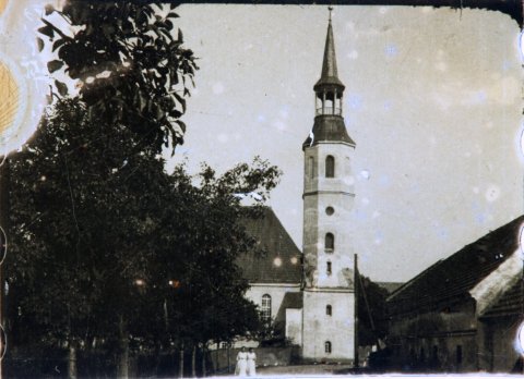 SP-17 - Þessi stilla er úr þögulli kvikmynd sem fannst í húsi við Aðalstræti á Akureyri og barst Minjasafninu í október 2020. Talið er hugsanlegt að myndin sé tekin í Danmörku eða mið-Evrópu. - Þeir sem kunna að búa yfir upplýsingum um myndina vinsamlega hafi samband við Minjasafnið á Akureyri, á netfangið hg@minjasafnid.is