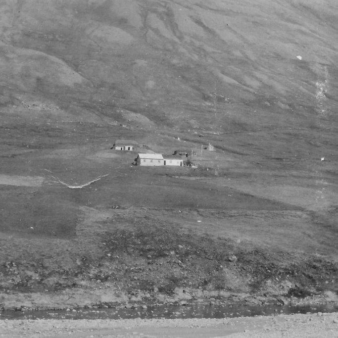 Þetta er bærinn Miðgerði í Dalsmynni, í Grýtubakkahreppi. Hún er úr albúmi sem var í eigu Jóns Norðfjörð. / Mynd 300 - 033