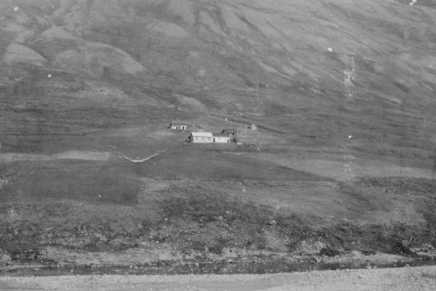 Þetta er bærinn Miðgerði í Dalsmynni, í Grýtubakkahreppi. Hún er úr albúmi sem var í eigu Jóns Norðfjörð. / Mynd 300 - 033