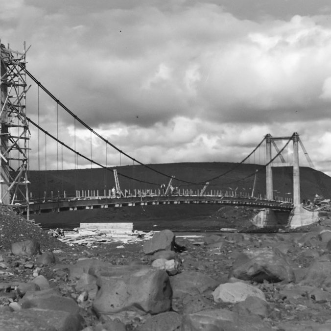 Þetta er brúin yfir Jökulsá á Fjöllum skammt frá Grímsstöðum sem byggð var 1947. Ólafur Jónsson, ráðunautur og rithöfundur,  tók þessa mynd.