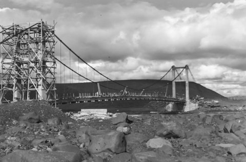 Þetta er brúin yfir Jökulsá á Fjöllum skammt frá Grímsstöðum sem byggð var 1947. Ólafur Jónsson, ráðunautur og rithöfundur,  tók þessa mynd.