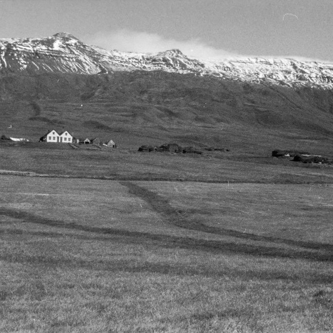 Þetta eru Hofsstaðir í Viðvíkursveit í Skagafirði. Gamla bærinn var rifinn á seinni hluta síðustu aldar af þáverandi eiganda Hofsstaða, sagði einn þeirra sem sendi upplýsingar um myndina og bætti við: Núverandi eigendur eru þeir sömu og að Hofsstaðaseli, þarna næst norðan við. Ólafur Jónsson, ráðunautur og rithöfundur,  tók þessa mynd.