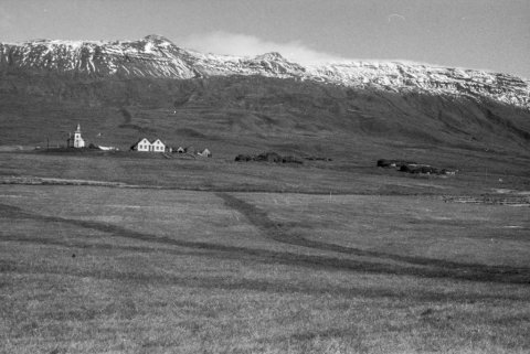 Þetta eru Hofsstaðir í Viðvíkursveit í Skagafirði. Gamla bærinn var rifinn á seinni hluta síðustu aldar af þáverandi eiganda Hofsstaða, sagði einn þeirra sem sendi upplýsingar um myndina og bætti við: Núverandi eigendur eru þeir sömu og að Hofsstaðaseli, þarna næst norðan við. Ólafur Jónsson, ráðunautur og rithöfundur,  tók þessa mynd.