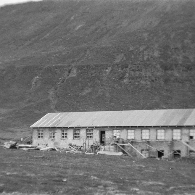 Þetta er gamli skíðaskálinn á Seljalandsdal á Ísafirði. Ólafur Jónsson, ráðunautur og rithöfundur,  tók þessa mynd.  / a1-04071-23 frá Minjasafninu á Akureyri