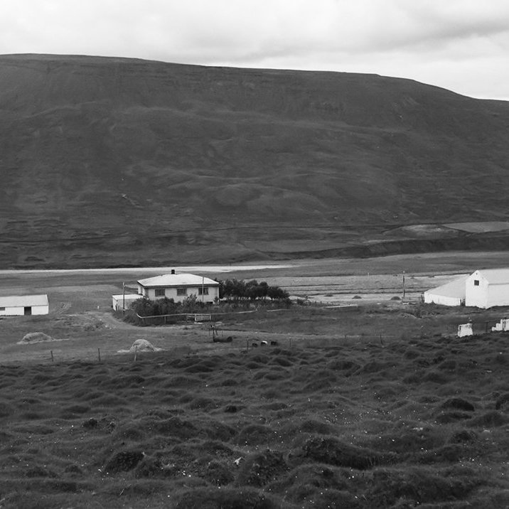Þetta er Ytri-Langamýri í Svínavatnshreppi, í Austur-Húnavatnssýslu. Ólafur Jónsson, ráðunautur og rithöfundur,  tók þessa mynd.