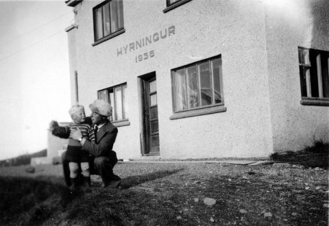 11 - Hyrningur er Hornbrekkuvegur 7 á Ólafsfirði. Borist hafa upplýsingar um að maðurinn á myndinni sé Halldór Kristinsson með Braga son sinn. Myndin er trúlega tekin 1944. - Minjasafnið á Akureyri / Mynd 047 - 110