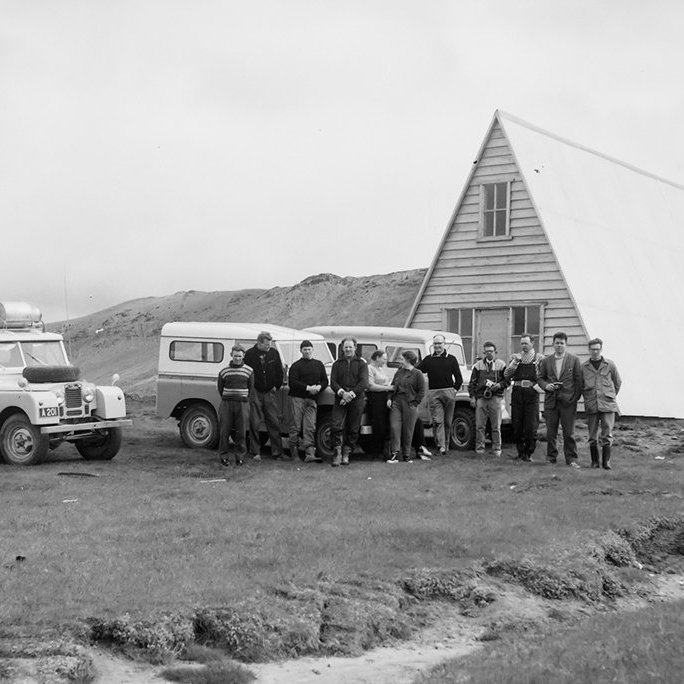 Þetta er Þeistareykjaskáli, Ketilfjall í baksýn. Land Roverinn er með númerið A 201 og mun hafa verið í eigu Karls Hjaltasonar. Ólafur Jónsson, ráðunautur og rithöfundur,  tók þessa mynd. / a1-04093-03 frá Minjasafninu á Akureyri