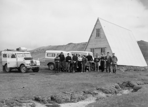 Þetta er Þeistareykjaskáli, Ketilfjall í baksýn. Land Roverinn er með númerið A 201 og mun hafa verið í eigu Karls Hjaltasonar. Ólafur Jónsson, ráðunautur og rithöfundur,  tók þessa mynd. / a1-04093-03 frá Minjasafninu á Akureyri