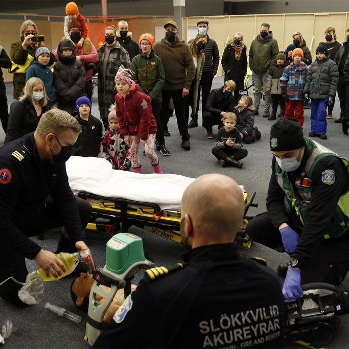 112 dagurinn, 11. febrúar 2022 – Slökkvilið Akureyrar var með sýningu á Glerártorgi í tilefni dagsins, þar sem kynntar voru aðferðir við reykköfun, björgun og endurlífgun, liðið kynnti auk þess ýmsan búnað sem það notar