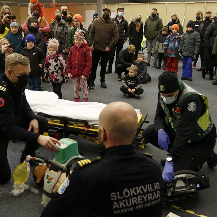 112 dagurinn, 11. febrúar 2022 – Slökkvilið Akureyrar var með sýningu á Glerártorgi í tilefni dagsins, þar sem kynntar voru aðferðir við reykköfun, björgun og endurlífgun, liðið kynnti auk þess ýmsan búnað sem það notar