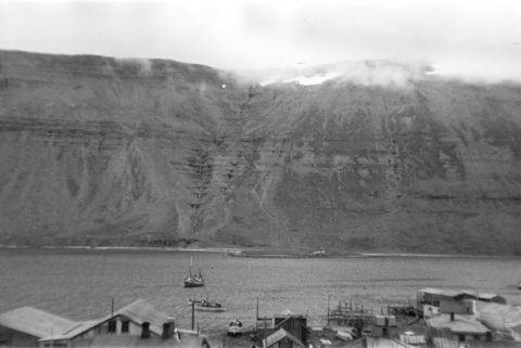 Myndina tók Ólafur Jónsson ráðunautur og rithöfundur. Þarna er horft frá Suðureyri yfir Súgandafjörð að Norðureyri. Minjasafnið á Akureyri / a1-04071-10