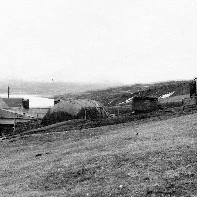 Þetta er bærinn Ytra-Gil í Hrafnagilshreppi (nú Eyjafjarðarsveit). Horft til suðurs, fram Eyjafjarðardalinn. Minjasafnið á Akureyri / mstae-4-0940