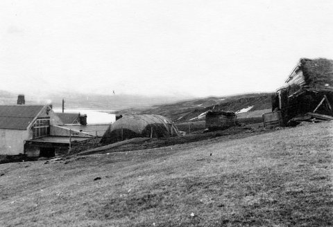 Þetta er bærinn Ytra-Gil í Hrafnagilshreppi (nú Eyjafjarðarsveit). Horft til suðurs, fram Eyjafjarðardalinn. Minjasafnið á Akureyri / mstae-4-0940