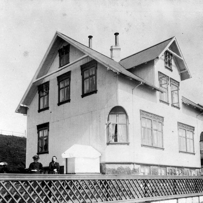 Þetta hús er Tjarnargata 24 í Reykjavík.