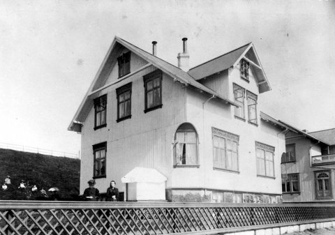 Þetta hús er Tjarnargata 24 í Reykjavík.