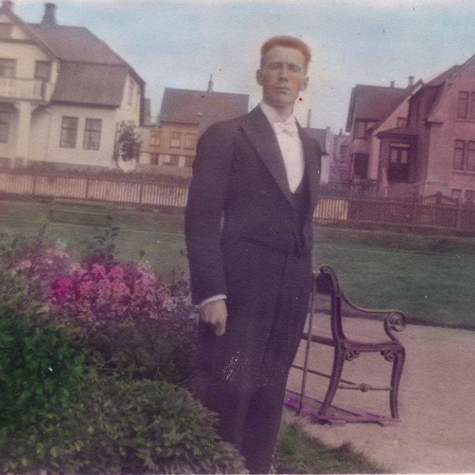 Þetta er séra Benjamín Kristjánsson. Myndin er tekin í Reykjavík, aftan við Benjamín er Sóleyjargata 1. Minjasafnið á Akureyri / stae4-1554 frá Minjasafninu á Akureyri