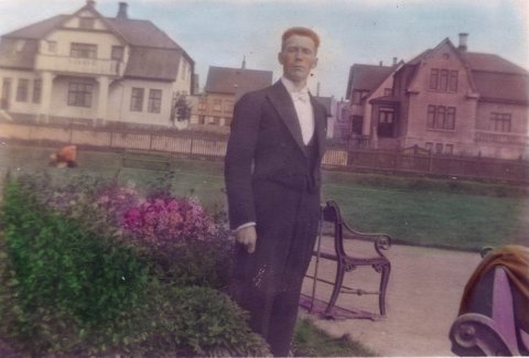 Þetta er séra Benjamín Kristjánsson. Myndin er tekin í Reykjavík, aftan við Benjamín er Sóleyjargata 1. Minjasafnið á Akureyri / stae4-1554 frá Minjasafninu á Akureyri