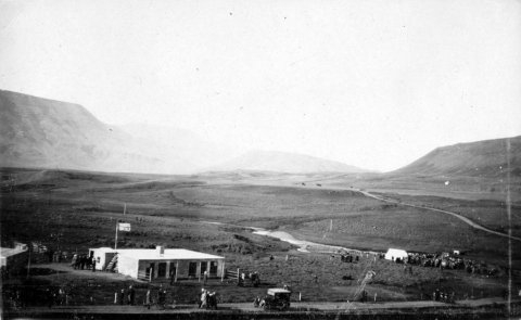 12 - Myndin er tekin við Varmá, við reisugildi fyrstu hæðar og kjallara Brúarlandsskóla í Mosfellssveit. - Minjasafnið á Akureyri / Mynd 29-317