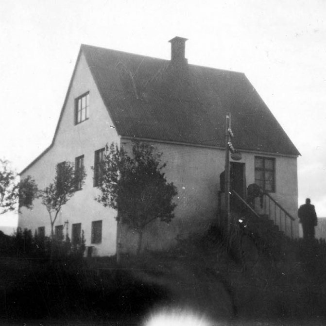 Þetta er Fosshóll við Goðafoss, nýbýli sem Sigurður Lúter Vigfússon byggði um 1930, á sama tíma og gerð var ný brú yfir Skjálfandafljót. m-stae1-6363 frá Minjasafninu á Akureyri