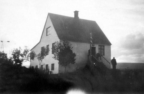 Þetta er Fosshóll við Goðafoss, nýbýli sem Sigurður Lúter Vigfússon byggði um 1930, á sama tíma og gerð var ný brú yfir Skjálfandafljót. m-stae1-6363 frá Minjasafninu á Akureyri