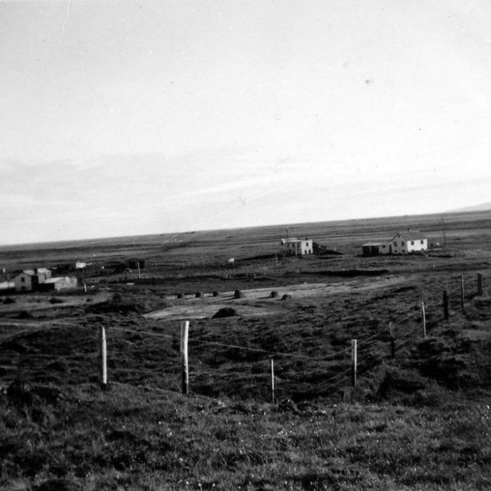 Þetta eru þrír bæir í Kelduhverfi, frá vinstri, Kelduneskot, Keldunes og Framnes, skv. skeyti sem Egill Egilsson frá Syðri-Bakka í Kelduhverfi sendi Akureyri.net. - Minjasafnið á Akureyri / m-stae-1-5313 frá Minjasafninu á Akureyri