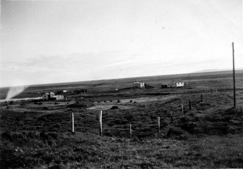 Þetta eru þrír bæir í Kelduhverfi, frá vinstri, Kelduneskot, Keldunes og Framnes, skv. skeyti sem Egill Egilsson frá Syðri-Bakka í Kelduhverfi sendi Akureyri.net. - Minjasafnið á Akureyri / m-stae-1-5313 frá Minjasafninu á Akureyri