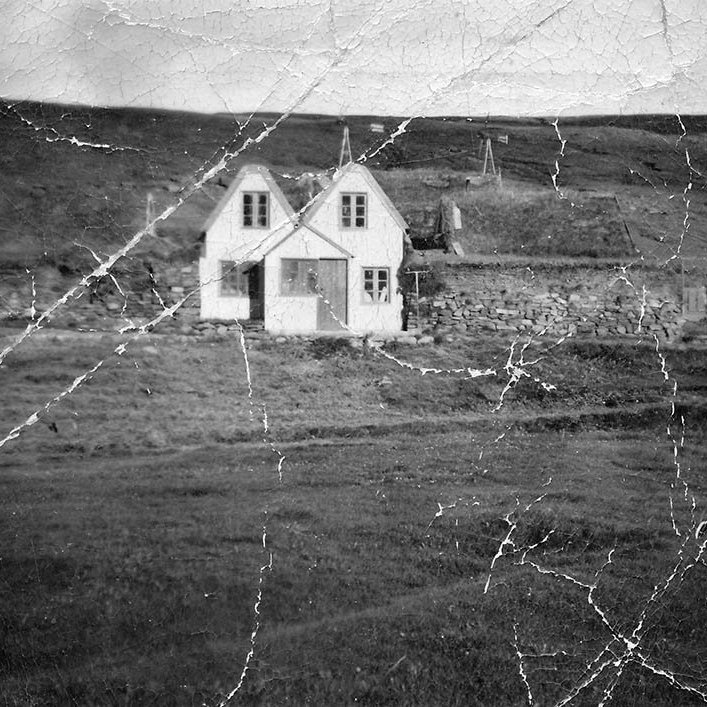 Þetta er gamli bærinn í Merki á Jökuldal. Staðfest af núverandi ábúendum þar. - Minjasafnið á Akureyri / m-stae-1-5832 frá Minjasafninu á Akureyri