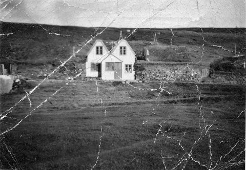 Þetta er gamli bærinn í Merki á Jökuldal. Staðfest af núverandi ábúendum þar. - Minjasafnið á Akureyri / m-stae-1-5832 frá Minjasafninu á Akureyri