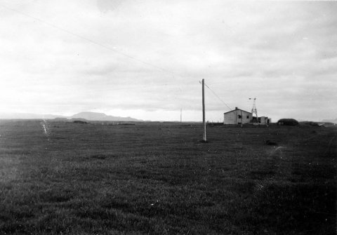 Ekki er vitað hvar þessi mynd er tekin eða hver ljósmyndarinn er. Þeir sem kunna að búa yfir upplýsingum um myndina eru hvattir til að senda þær til Minjasafnsins á Akureyri, á netfangið hg@minjasafnid.is - Minjasafnið á Akureyri / m-stae-1-5319 frá Minjasafninu á Akureyri