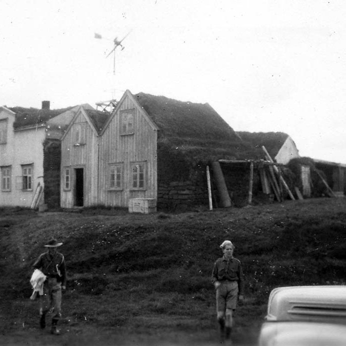 Þarna eru skátar á ferð við bæinn Kálfaströnd 1 í Skútustaðahreppi við Mývatn. / m-stae-1-6941 frá Minjasafninu á Akureyri