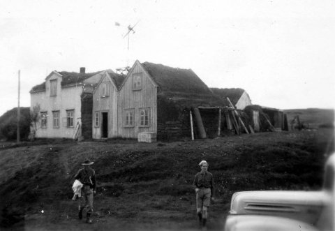 Þarna eru skátar á ferð við bæinn Kálfaströnd 1 í Skútustaðahreppi við Mývatn. / m-stae-1-6941 frá Minjasafninu á Akureyri