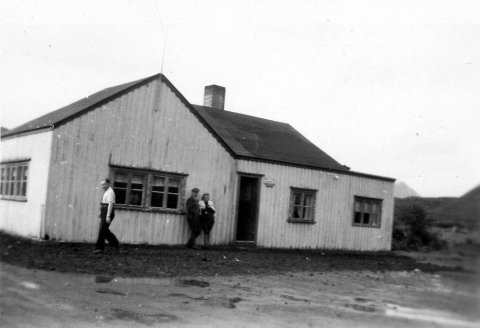 Gamli Hreðavatnsskálinn í Grábrókarhrauni, vertinn Vigfús Guðmundsson til vinstri.  Hægra megin við skálahornið sést í toppinn á Baulu og við hægri jaðar myndarinnar er dálítið horn af Grábrók. Myndin er frá upphafstímum ferðaþjónustu á Íslandi, segir í skeyti sem lesandi sendi. Annar segir: Þessi skáli stóð á steyptri plötu fyrir neðan Bifröst sem kom seinna. Húsið var flutt og er nú notað sem sumarbústaður fyrir neðan bæinn Hríshól. Sumarbústaðurinn heitir reyndar Hríshóll. / m-stae-1-7038 frá Minjasafninu á Akureyri