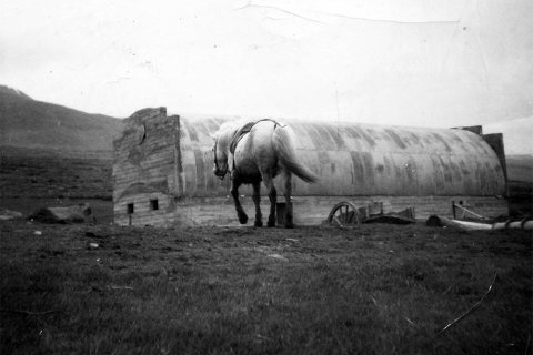 Ekki er vitað hvar þessi mynd er tekin eða hver ljósmyndarinn er. Þeir sem kunna að búa yfir upplýsingum um myndina eru hvattir til að senda þær til Minjasafnsins á Akureyri, á netfangið hg@minjasafnid.is - Minjasafnið á Akureyri / m-stae1-6741 frá Minjasafninu á Akureyri