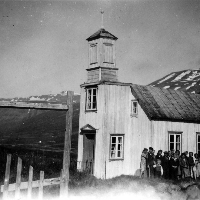 Þetta er Kvíabekkjarkirkja Í Ólafsfirði en ekki hafa borist ábendingar um nein nöfn á fólki. Minjasafnið á Akureyri / Mynd 047-075