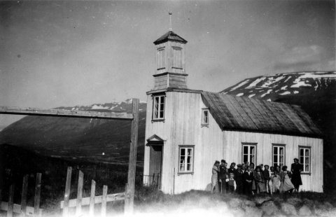 Þetta er Kvíabekkjarkirkja Í Ólafsfirði en ekki hafa borist ábendingar um nein nöfn á fólki. Minjasafnið á Akureyri / Mynd 047-075