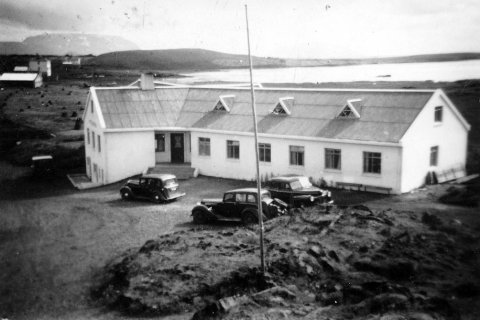 Hótel Reynihlíð í Mývatnssveit. Í baksýn til vinstri eru Hótel Reykjahlíð og Bjarg. / stae-1-14824 frá Minjasafninu á Akureyri