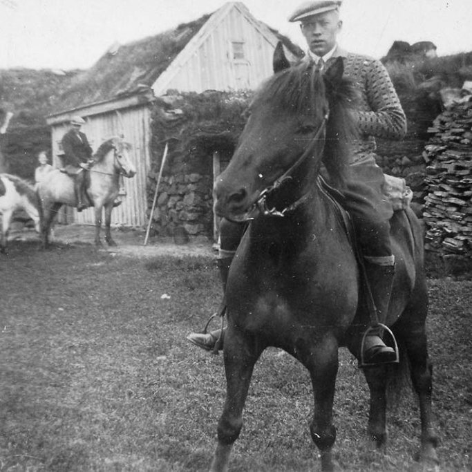 Ekki er vitað hvar þessi mynd er tekin eða hver ljósmyndarinn er. Veistu þú svörin? Jafnvel hver maðurinn er? Þeir sem kunna að búa yfir upplýsingum um myndina eru hvattir til að senda þær til Minjasafnsins á Akureyri, á netfangið hg@minjasafnid.is - Minjasafnið á Akureyri / stae-1-14775 frá Minjasafninu á Akureyri