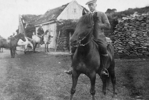 Ekki er vitað hvar þessi mynd er tekin eða hver ljósmyndarinn er. Veistu þú svörin? Jafnvel hver maðurinn er? Þeir sem kunna að búa yfir upplýsingum um myndina eru hvattir til að senda þær til Minjasafnsins á Akureyri, á netfangið hg@minjasafnid.is - Minjasafnið á Akureyri / stae-1-14775 frá Minjasafninu á Akureyri