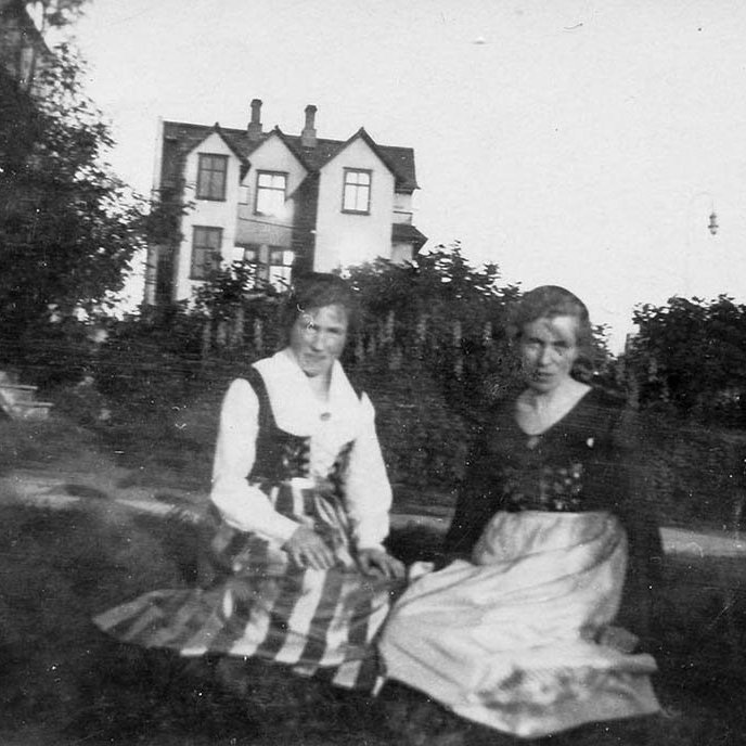 Konurnar sitja í garðinum fyrir framan húsið að Hverfisgötu 29 í Reykjavík þar sem sendiráð Danmerkur á Íslandi hefur verið síðan 1919. Í pósti frá lesanda segir einnig: Fyrir aftan þær má sjá Hverfisgötu 35.  Árið 1965 var reist hús þarna fyrir aftan þær, Hverfisgata 33 þar sem Framsóknarflokkurinn var lengi með skrifstofur og því kannski ekki auðvelt að sjá þetta.  - Minjasafnið á Akureyri / stae-1-14718 frá Minjasafninu á Akureyri