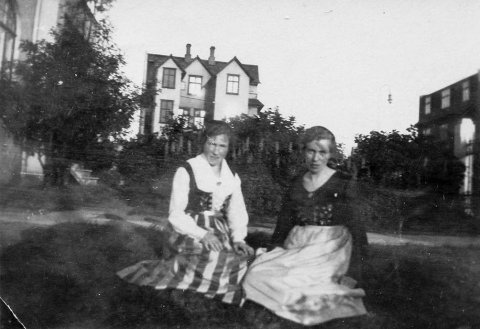 Konurnar sitja í garðinum fyrir framan húsið að Hverfisgötu 29 í Reykjavík þar sem sendiráð Danmerkur á Íslandi hefur verið síðan 1919. Í pósti frá lesanda segir einnig: Fyrir aftan þær má sjá Hverfisgötu 35.  Árið 1965 var reist hús þarna fyrir aftan þær, Hverfisgata 33 þar sem Framsóknarflokkurinn var lengi með skrifstofur og því kannski ekki auðvelt að sjá þetta.  - Minjasafnið á Akureyri / stae-1-14718 frá Minjasafninu á Akureyri