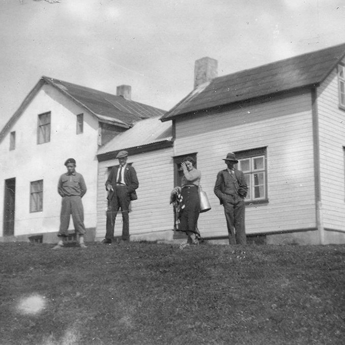 Þetta eru Veigastaðir á Svalbarðsströnd. Myndin sennilega tekin fyrir heimsstyrjöldina síðari. Steinhúsið á jörðinni var byggt 1930. - Minjasafnið á Akureyri / album-352-33 frá Minjasafninu á Akureyri