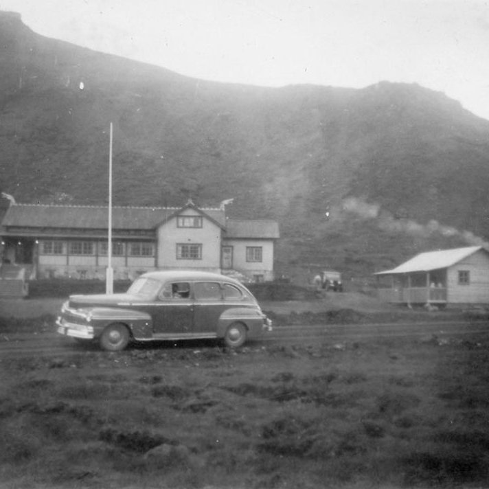 Þetta er gamli skíðaskálinn í Hveradölum, á Hellisheiði milli Reykjavíkur og Hveragerðis. Hann brann til kaldra kola í janúar árið 1991. Einn lesandi nefndi að bíllinn á myndinni væri af gerðinni Mercury, árgerð 1947. / stae-1-14825 frá Minjasafninu á Akureyri