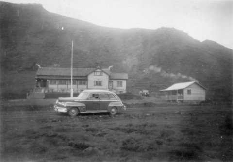 Þetta er gamli skíðaskálinn í Hveradölum, á Hellisheiði milli Reykjavíkur og Hveragerðis. Hann brann til kaldra kola í janúar árið 1991. Einn lesandi nefndi að bíllinn á myndinni væri af gerðinni Mercury, árgerð 1947. / stae-1-14825 frá Minjasafninu á Akureyri