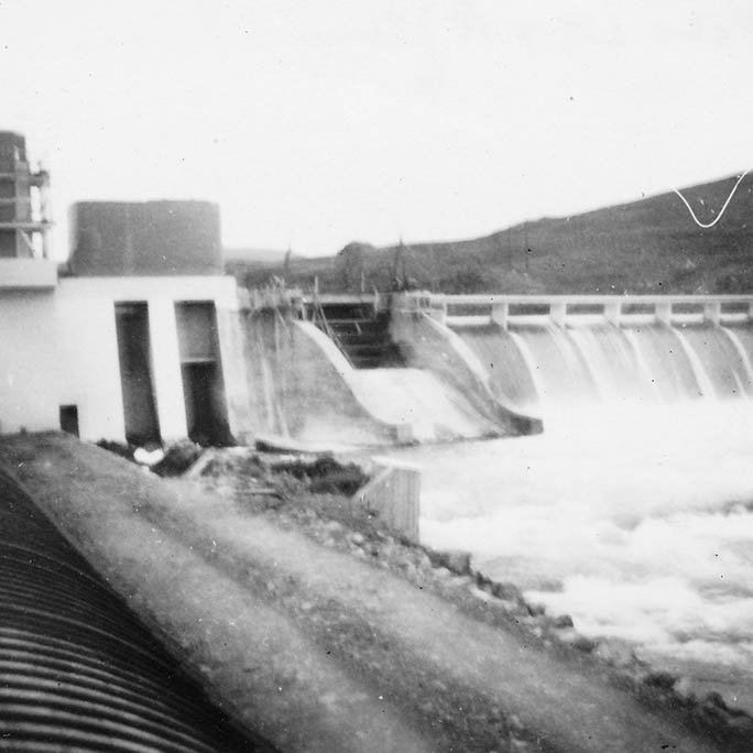 Þetta er stíflu- og loku mannvirki Laxárvirkjunar 2 í Aðaldal. / stae-1-14721 frá Minjasafninu á Akureyri