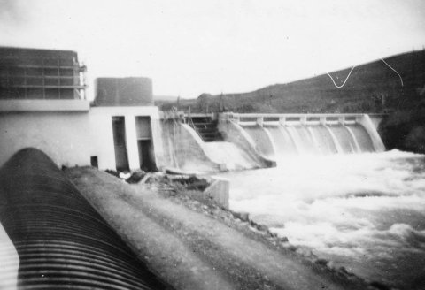 Þetta er stíflu- og loku mannvirki Laxárvirkjunar 2 í Aðaldal. / stae-1-14721 frá Minjasafninu á Akureyri