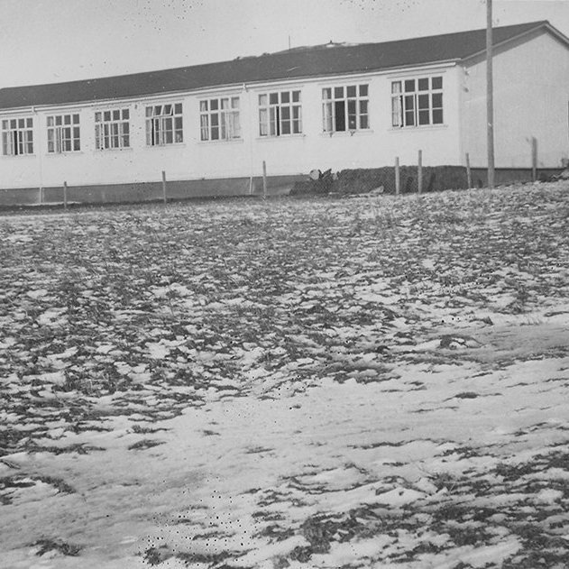 Þetta er mjög líklega berklahælið á Reykjum í Ölfusi, síðar fyrsta skólahús Garðyrkjuskóla ríkisins.  Húsið var byggt um 1930 en rifið árið 2005 eftir að það var notað til æfinga fyrir Slökkvilið Hveragerðis, skv. upplýsingum frá lesanda.