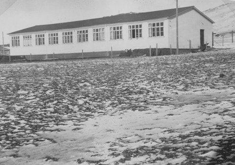 Þetta er mjög líklega berklahælið á Reykjum í Ölfusi, síðar fyrsta skólahús Garðyrkjuskóla ríkisins.  Húsið var byggt um 1930 en rifið árið 2005 eftir að það var notað til æfinga fyrir Slökkvilið Hveragerðis, skv. upplýsingum frá lesanda.