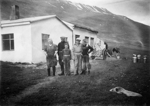 Þetta er bærinn Gullbrekka í Saurbæjarhreppi hinum forna. Lilja Sverrisdóttir skrifar: Afi minn og amma keyptu jörðina 1943 og byggðu þennan nýja hluta sem er á myndinni, ári seinna. Árið 1954 byggðu þau svo við þennan nýja hluta og rifu gamla bæinn. Í leiðinni snéru þau þakinu á syðri hlutanum svo stafninn snéri þá í suður en ekki austur eins og er á myndinni. Fyrir framan húsið standa frá vinstri hjónin Lára Jóhannesdóttir og Magnús Tryggvason, drengurinn fyrir framan held ég að sé Björn Heiðar Garðarsson frá Gilsá, systursonur Láru, næst er Haukur J. Magnússon yngri sonur þeirra og lengst til hægri er Hrafn Gíslason Johnsen, systursonur Magnúsar frá Vestmannaeyjum. Þetta er tekið í kringum 1950.